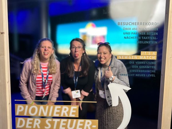 Das Bild zeigt Petra Winterscheid zusammen mit Kolleginnen hinter einer Magazinwand